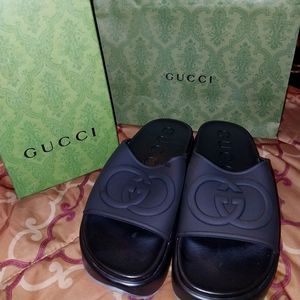 New size 7 gucci slides in the box